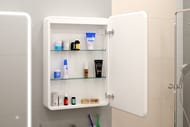 Зеркало-шкаф Континент ELLIOTT 550х800 с подсветкой, розеткой и сенсорным выключателем, правый