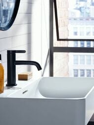 Смеситель Axor One 48001670 для раковины 70, с рычаговой рукояткой,  с незап.сливом, матовый черный — изображение 2