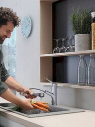 Смеситель Hansgrohe Focus M42 для кухни 150 мм вытяжной поворотный излив хром 71814000 — изображение 3