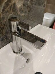 Уценка! Компелкт мебели Duravit D-Neo: зеркальный шкаф, тумба с раковиной, смеситель - уценка. — изображение 3