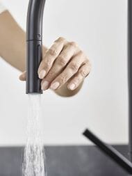 Смеситель Hansgrohe Talis M54 для кухни 210 вытяжной душ, поворотный 2jet sBox черный мат 72801670 — изображение 2