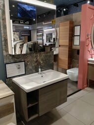 Уценка! Компелкт мебели Duravit D-Neo: зеркальный шкаф, тумба с раковиной, смеситель - уценка. — миниатюра 1