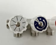 Коллектор VALTEC 3/4" на 3 выхода 1/2"Н с белыми регулирующими вентилями, латунь ник. VTc.570.N.0503