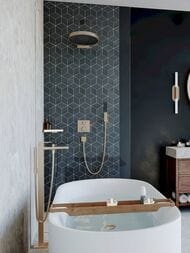 Верхний душ Hansgrohe Rainfinity 360мм 1jet с настенным держателем, шлиф.бронза 26230140 — изображение 2