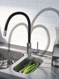 Смеситель IDDIS Kitchen 360 для кухни K36SBJBi05 высокий излив,верхний шланг из силикона,чёрный+хром