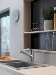 Смеситель Hansgrohe Focus M42 для кухни 150 мм вытяжной поворотный излив сталь 71814800 — изображение 2