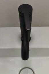 Уценка! Смеситель Duravit C.1 для раковины однозахватный, без д/к, черный C11020002046 - уценка. — изображение 4