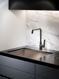 Смеситель для кухни ESKO Lagos Black LG06B однозахватный, высокий поворотный Г-излив, цвет: черный — изображение 2