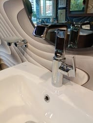 Уценка! Смеситель Vitra Suit U для раковины однорычажный, излив 215 мм, энергосберегающий A42469EXP - уценка. — изображение 3